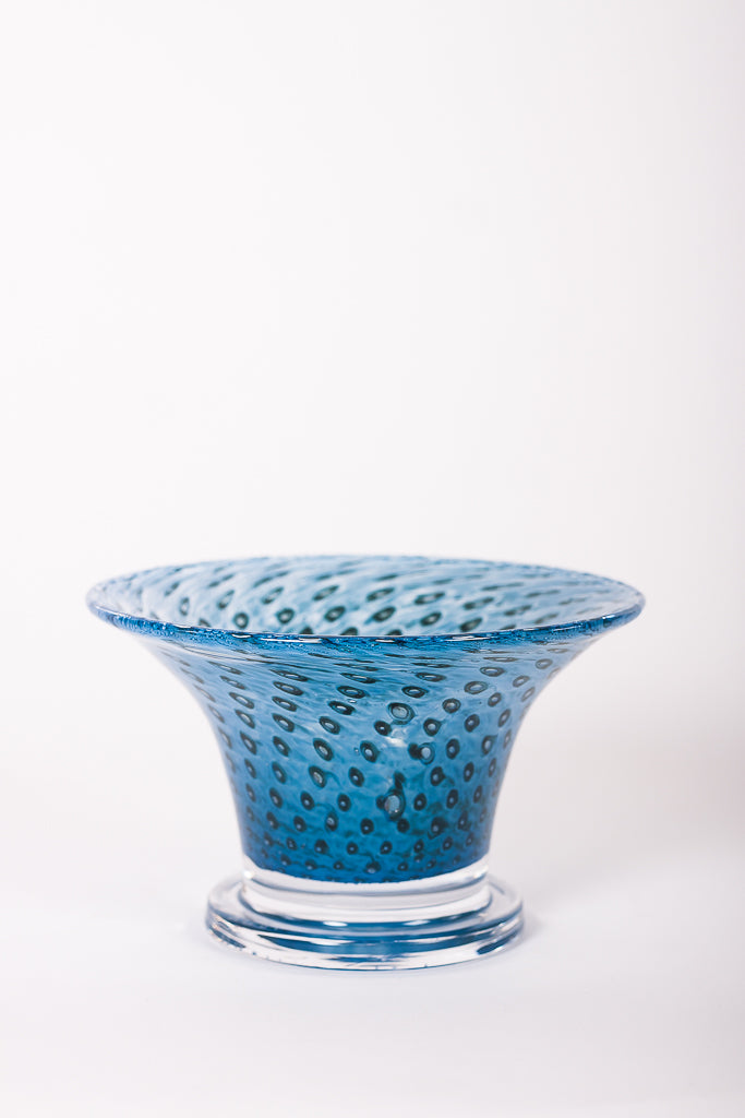 Elegant skål i klarglas från Boda, designad av Bertil Vallien. Märkt boda vallien 57531.
