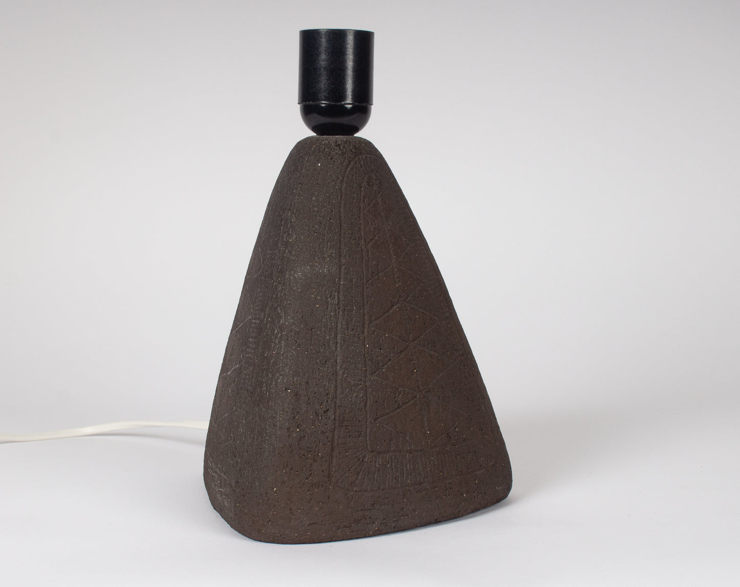 Bordslampa i svart keramik med snyggt inristad dekor. Skandinavisk vintage keramik.