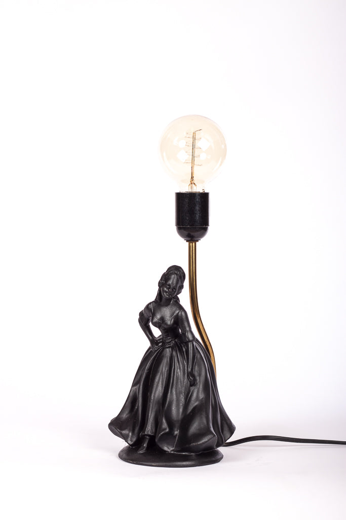 Redesignad figurinlampa målad svart med stomme i mässing,