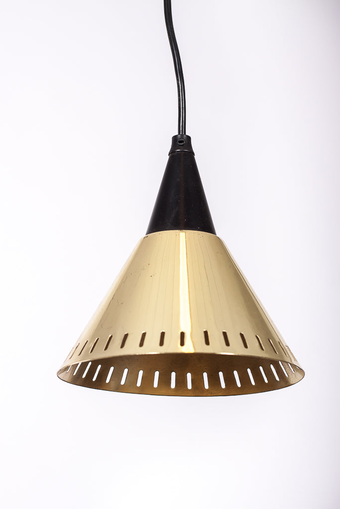 Fönsterlampa i mässinglackad plåt med svart överdel.