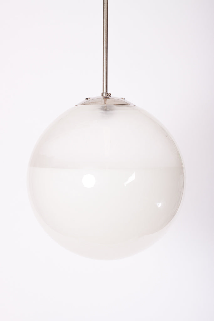 Funkisglob med frostat och vitt glas. Från skolmiljö 1920-40-tal