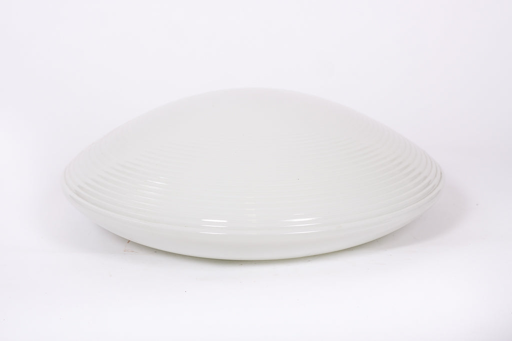 Plafond i vitt glas från 1960-talet, monteras direkt i taket.