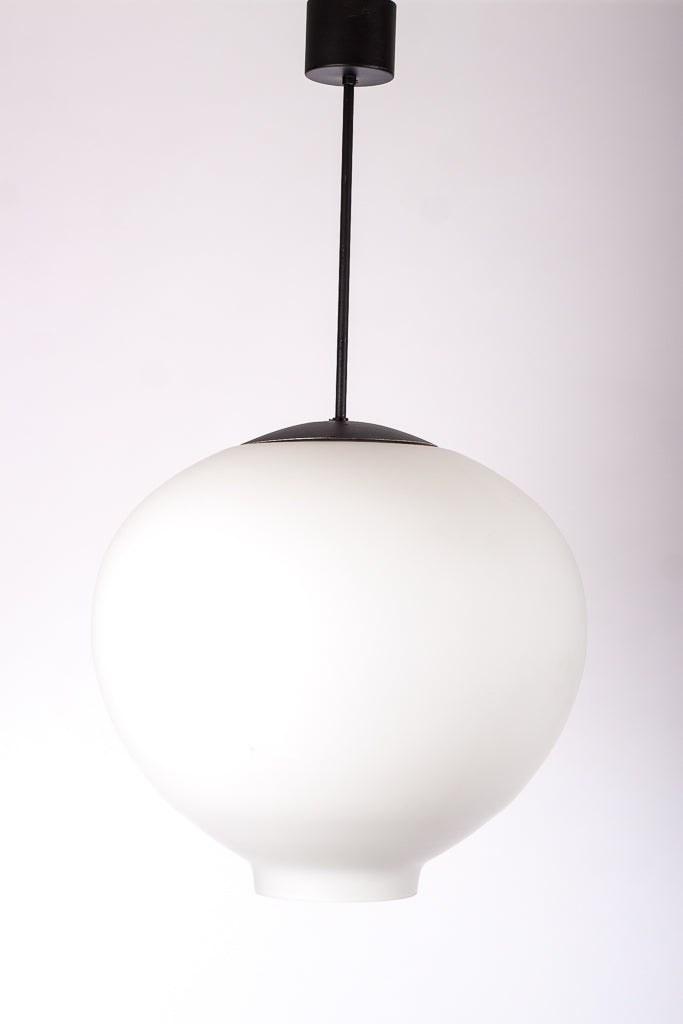 Stor taklampa i mattglas med pendel i valfri längd,