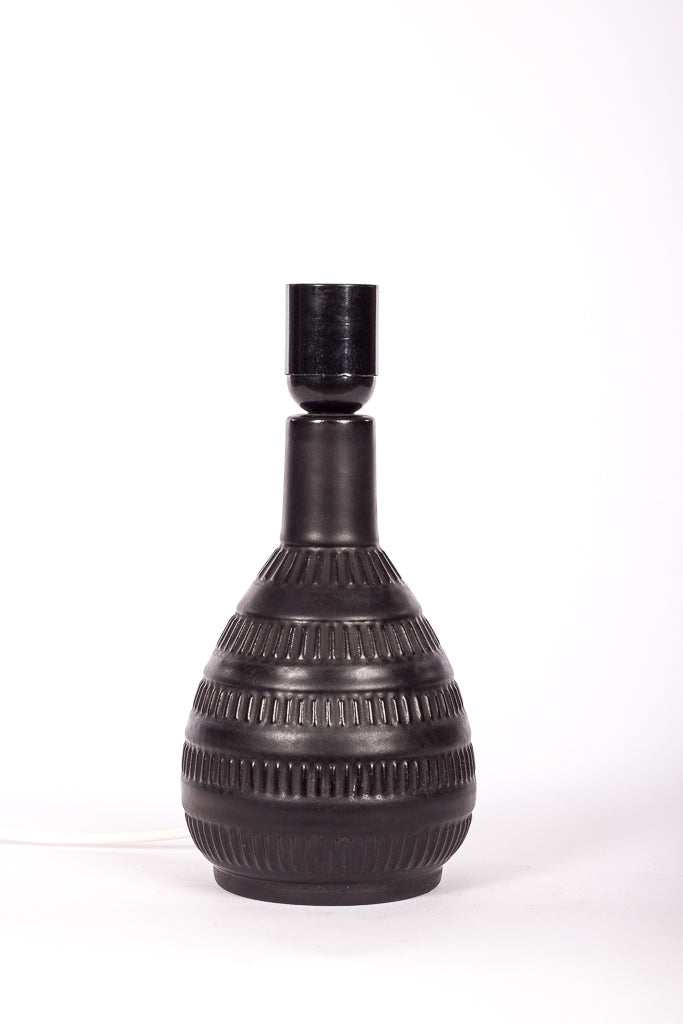 Svart glaserad keramiklampa med reliefmönster, nordisk vintagedesign