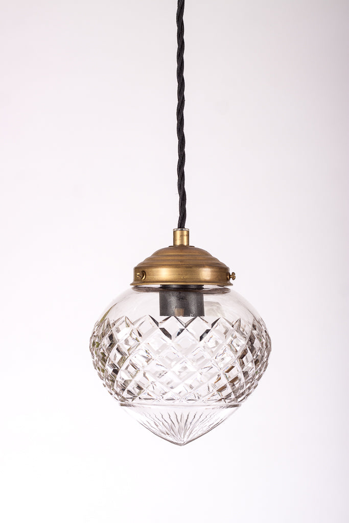 Elegant taklampa i slipat glas med mässingsfäste och svart tvinnad textilkabel