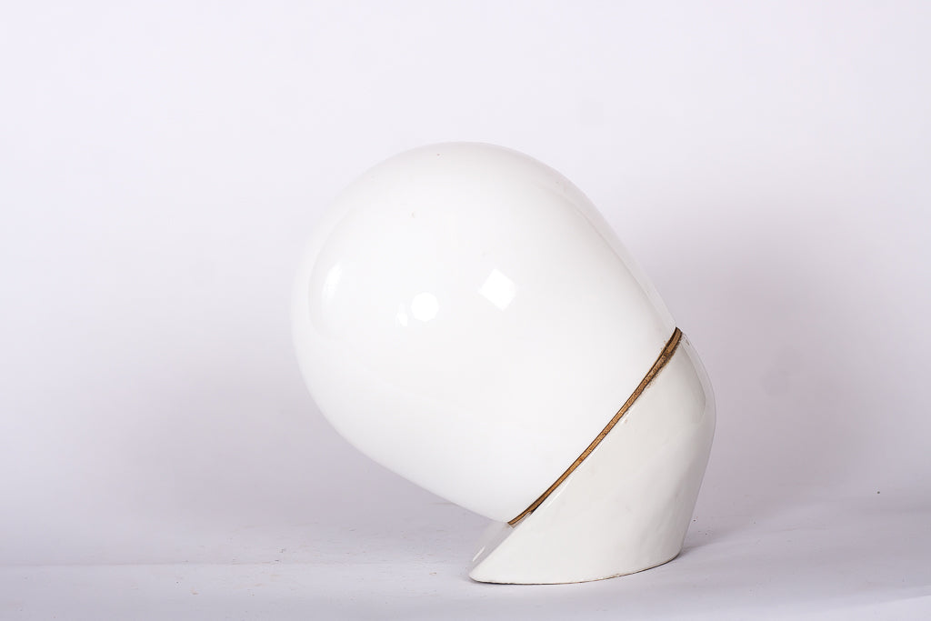 Vägglampa med keramikarmatur och glasglob. Klassisk vintage belysning.