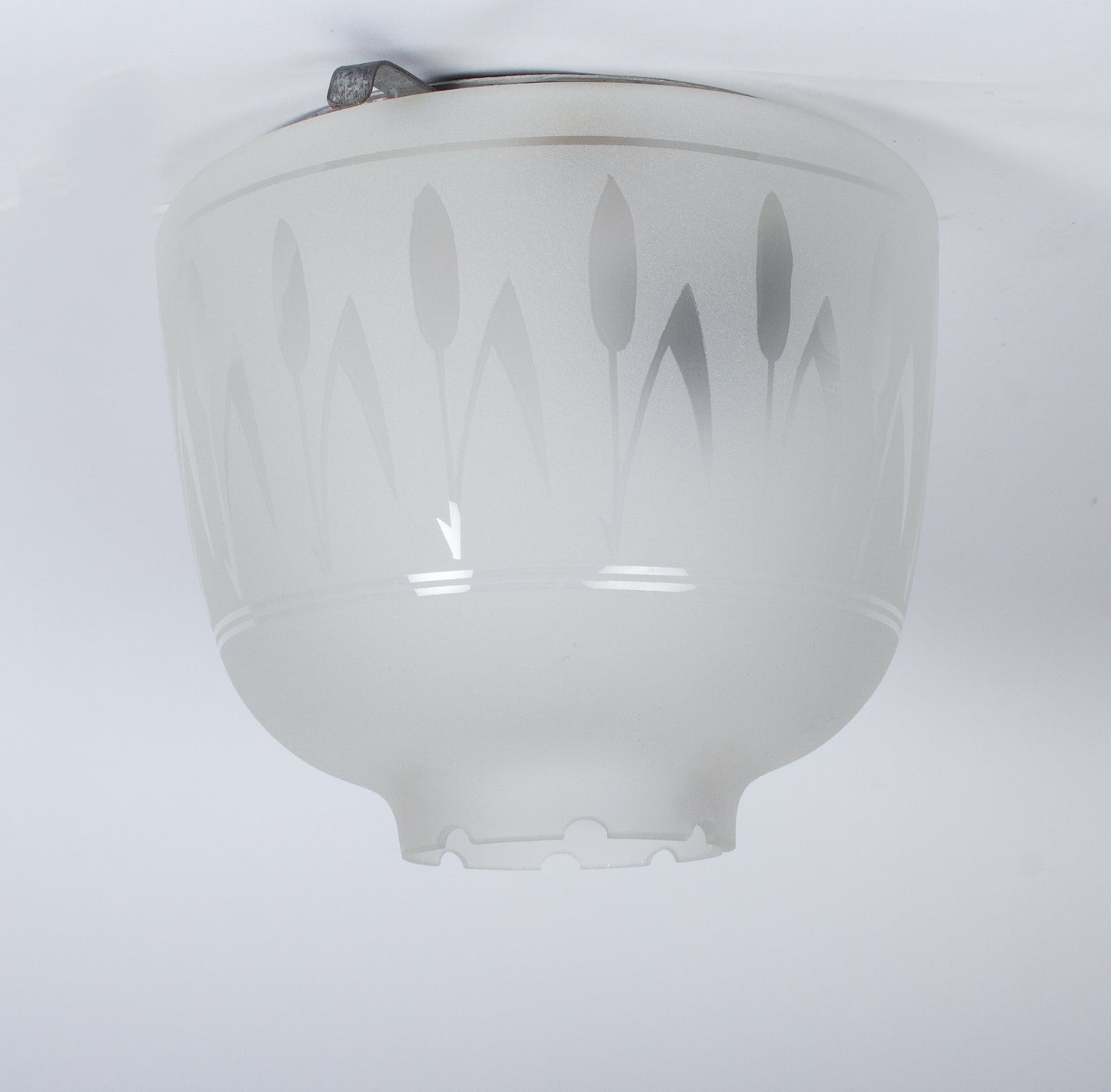 Takplafond från 1960-talet i frostat glas med reliefmönster, monteras tätt mot taket.
