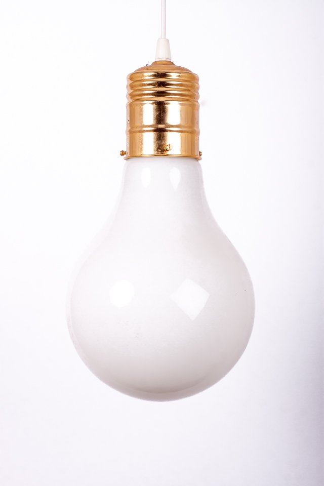 Stor rund bordslampa formgiven som glödlampa, vitt glas med synlig glödtråd, Sverige 1980-tal