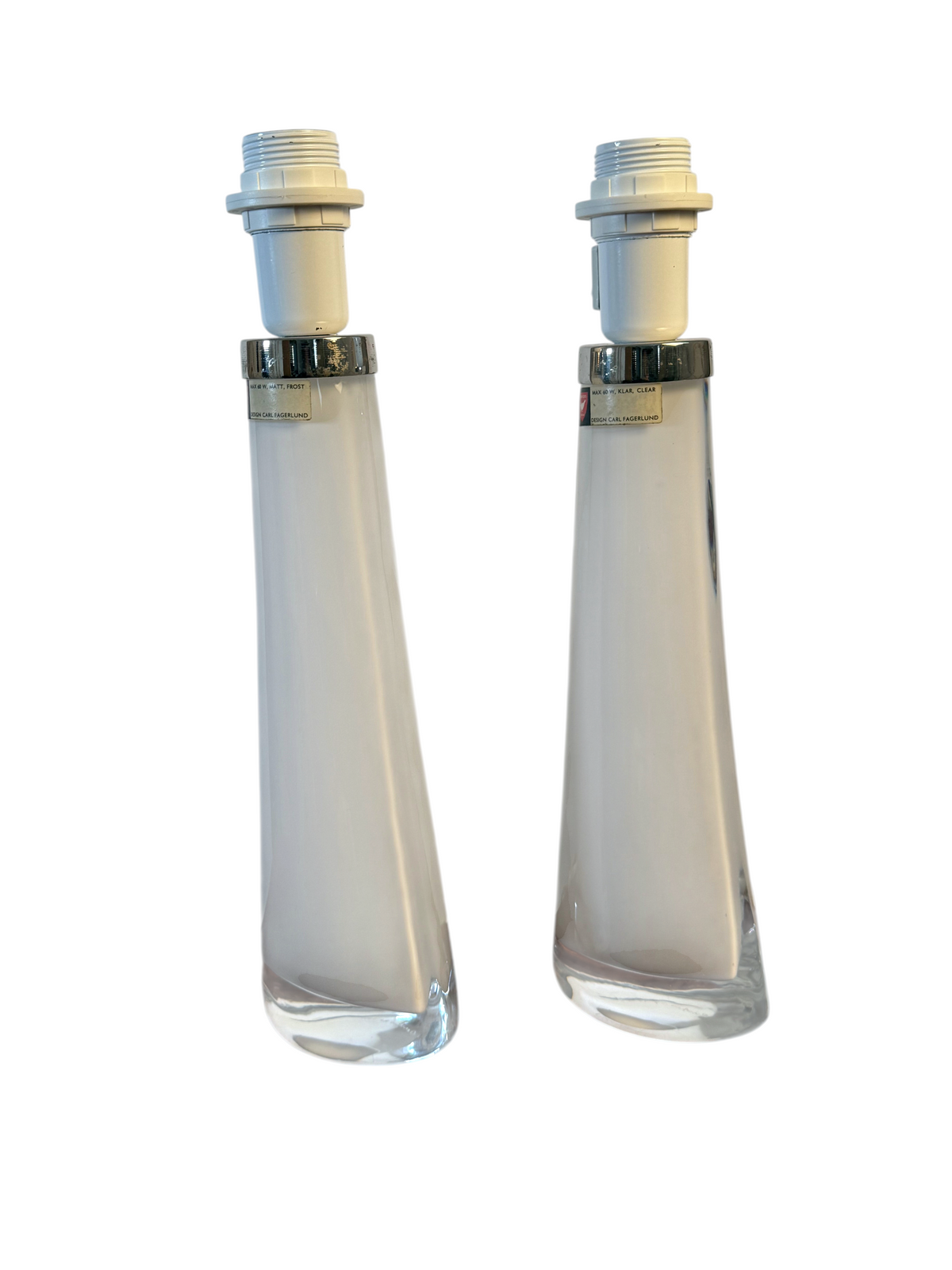 Par eleganta vintage bordslampor i vitt glas från Orrefors, designade av Carl Fagerlund för Modighus.se.
