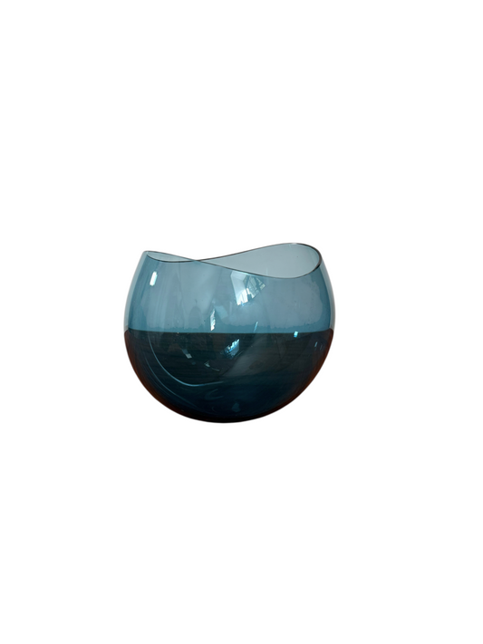 Modighus.se Orrefors skål i blått glas designad av Nils Landberg i fint vintageskick stående på ett träbord