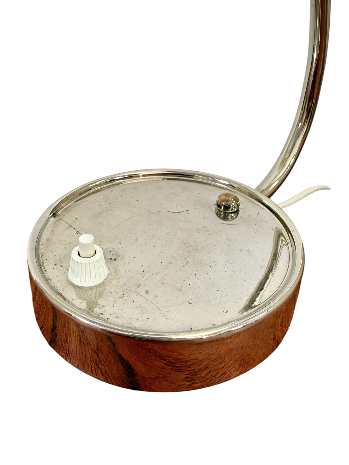 Modighus.se vintage bordslampa i kromad metall med rund bas och vit strömbrytare