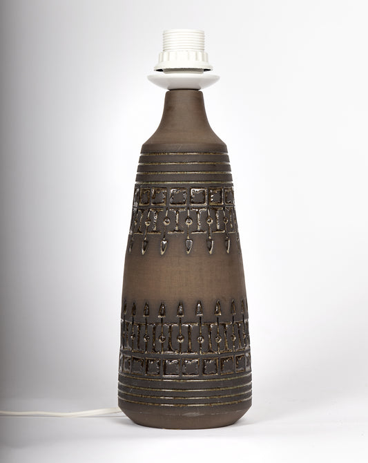 Stor brun bordslampa i keramik med reliefmönster, från Alingsås Keramik