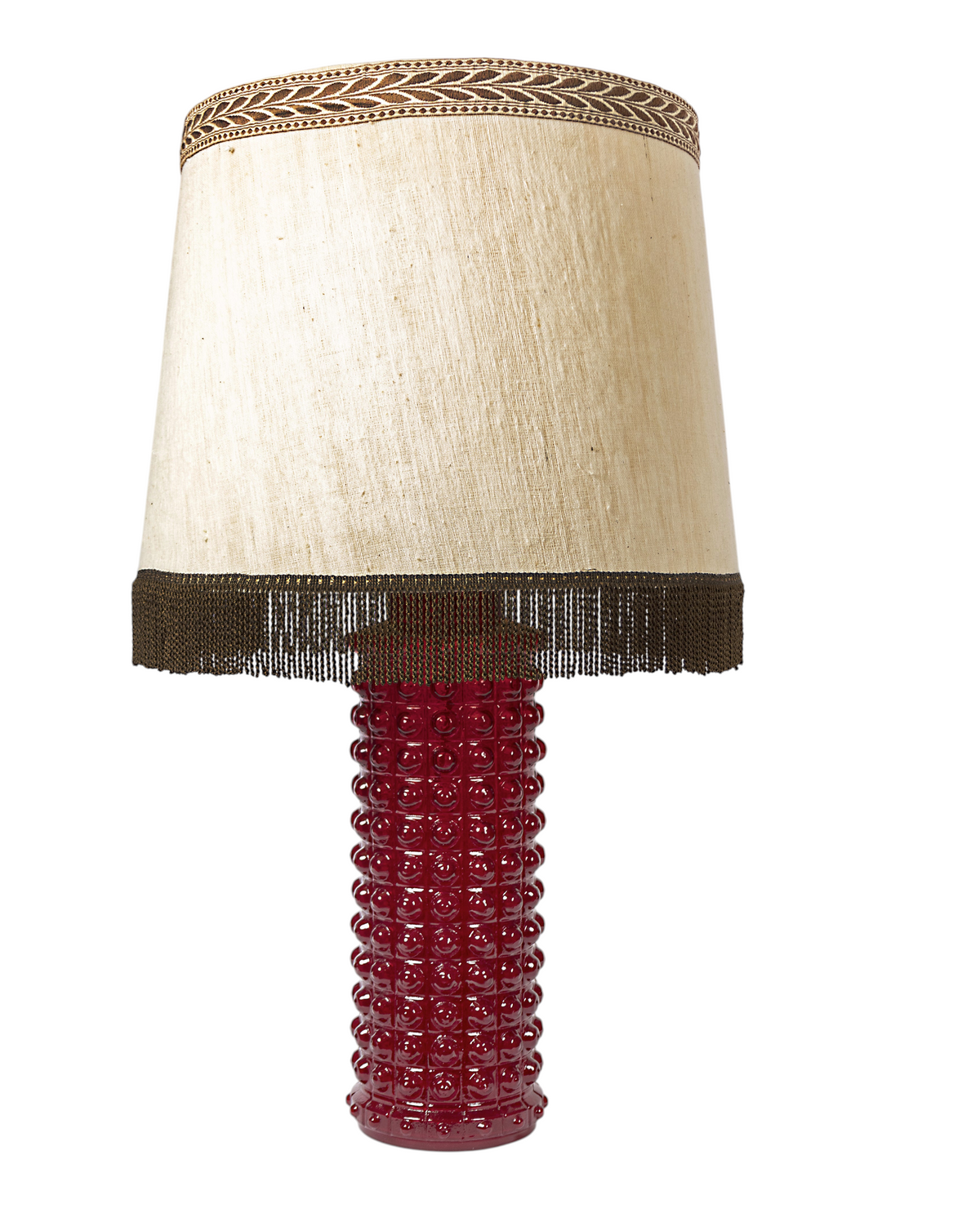 Modighus.se Luxus bordslampa i rött glas med strukturerad yta och beige lampskärm med dekorativ frans