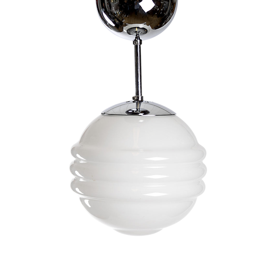 Modighus.se vit glasglob som taklampa med räfflad design och detaljer i kromad metall