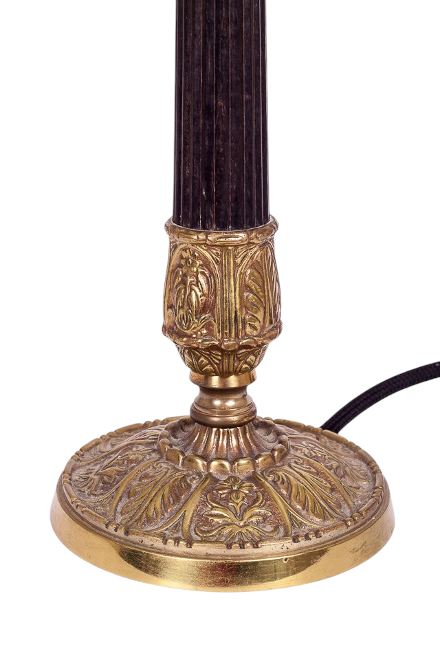 Vintage bordslampa från Modighus.se i mässing med detaljerad fot och mörk räfflad pelare samt svart textilkabel