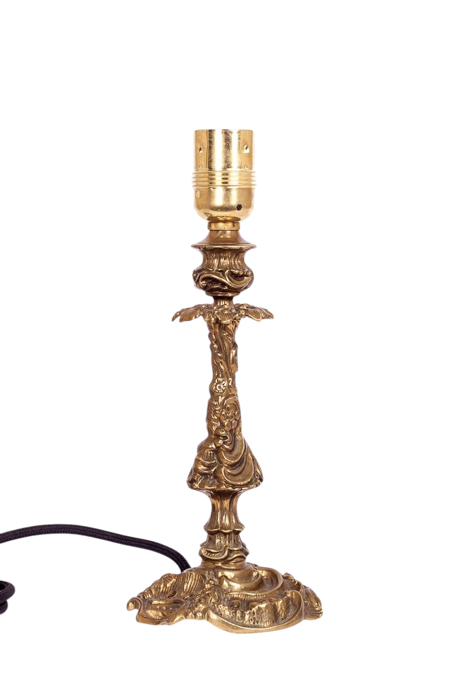 Modighus.se bordslampa i massiv mässing med romantiska detaljer i rokoko-stil från 1940-talet.