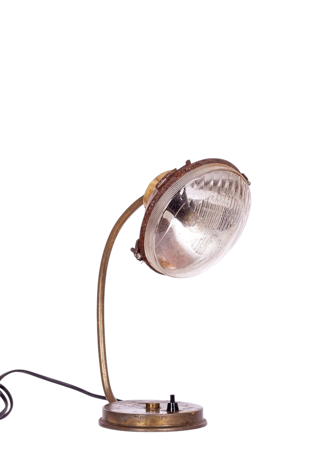 Antik bordslampa från Modighus.se med en vintage billykta och mässingsstomme från tidigt 1900-tal.