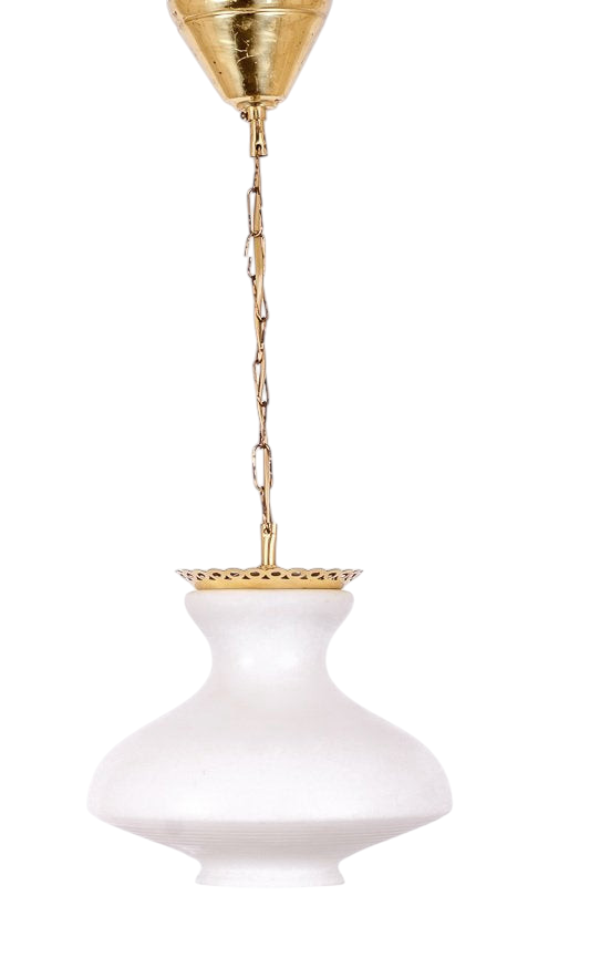 Vintage taklampa från Modighus.se i vitt glas med mässingsdetaljer och justerbar kedja.