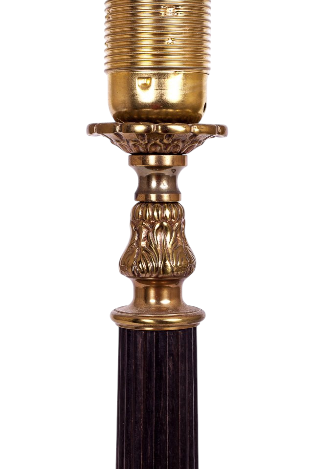 Modighus.se vintage bordslampa i mässing med detaljerad fot och svart textilkabel