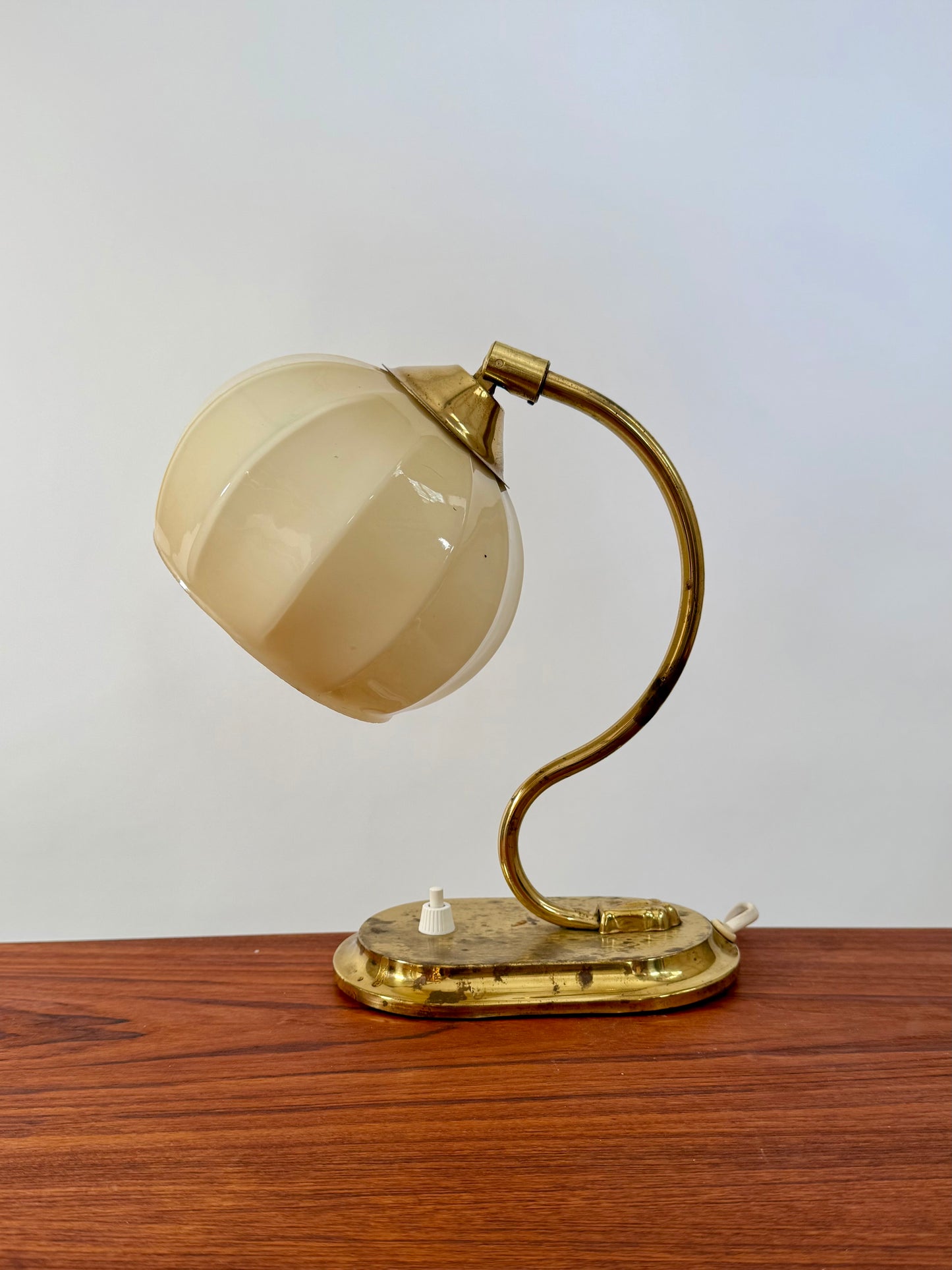 Liten bord/vägglampa i mässing