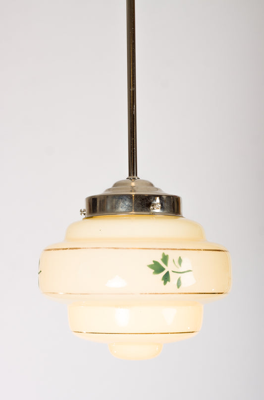 Lampkupa i krämfärgat glas med guldränder och grön lövdekor. 1940-talsdesign
