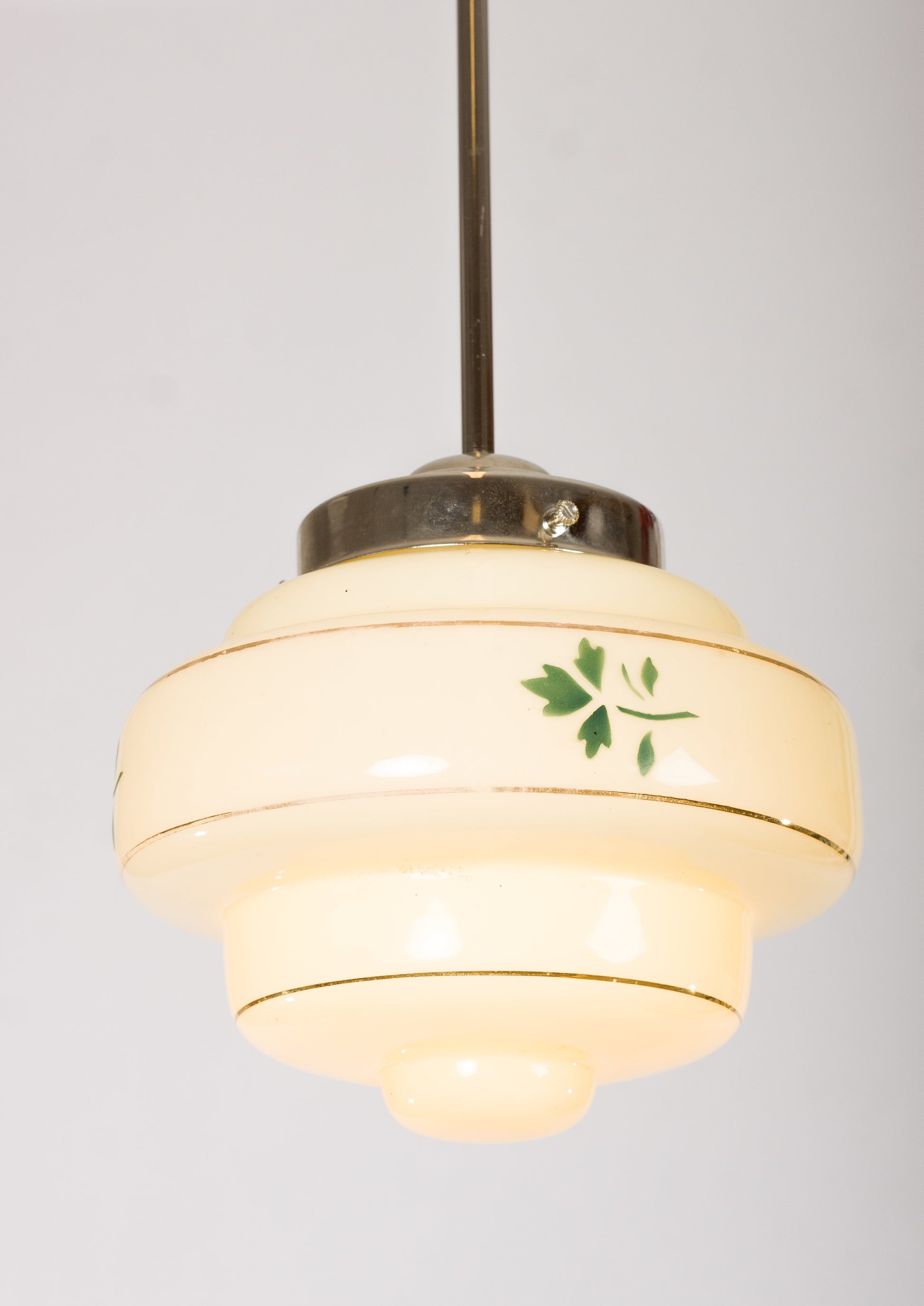Lampkupa i krämfärgat glas med guldränder och grön lövdekor. 1940-talsdesign
