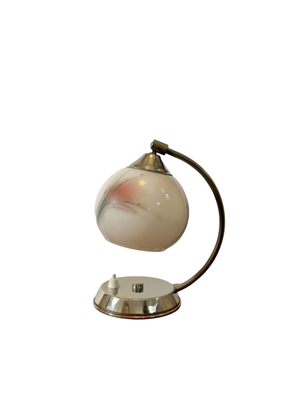 Modighus.se vintage bordslampa i krom med vit glaskupa och rödsvart dekor, placerad på en träyta.