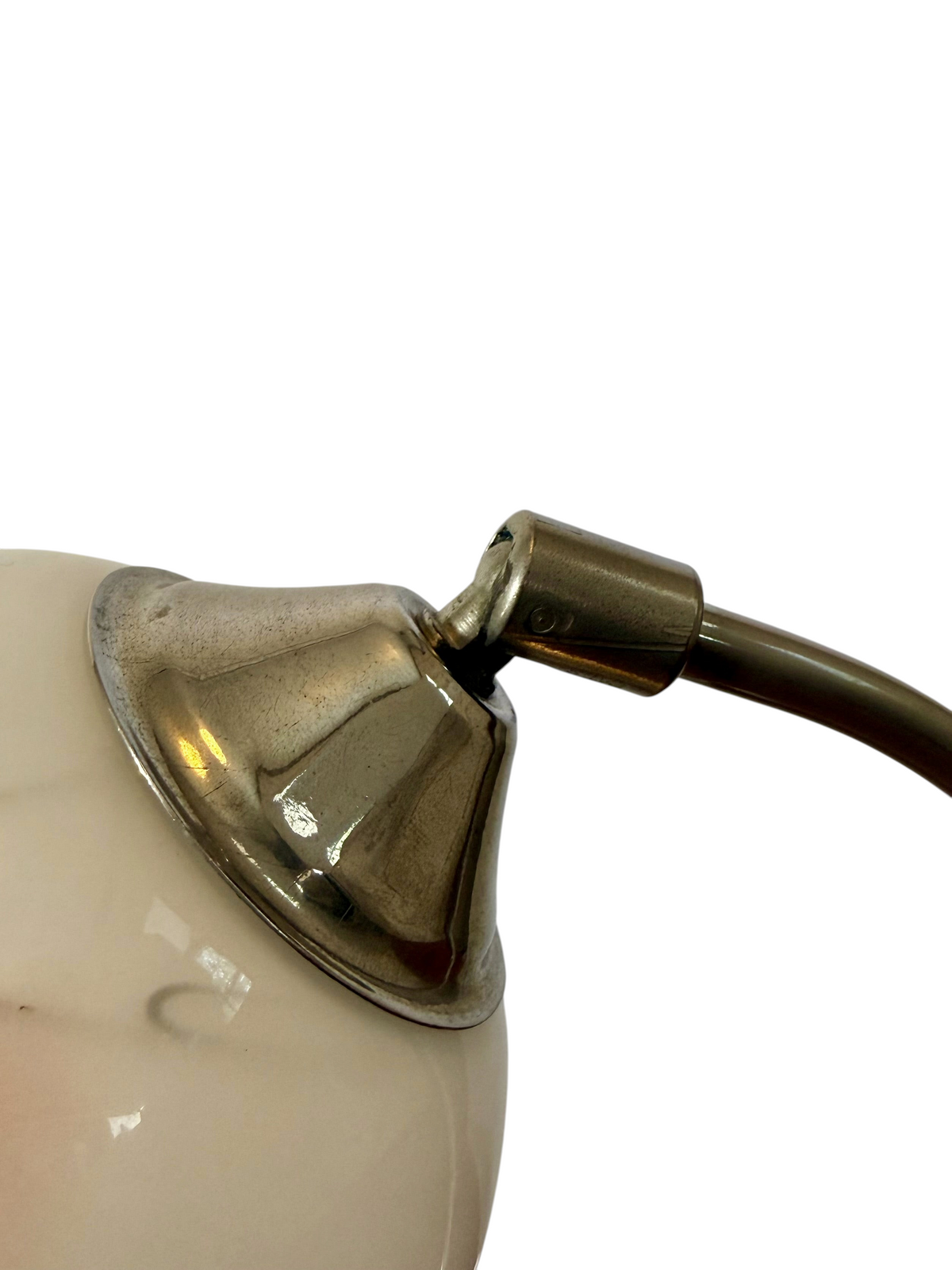 Modighus.se vintage bords- och vägglampa i krom med vit glaskupa och dekorativa detaljer.