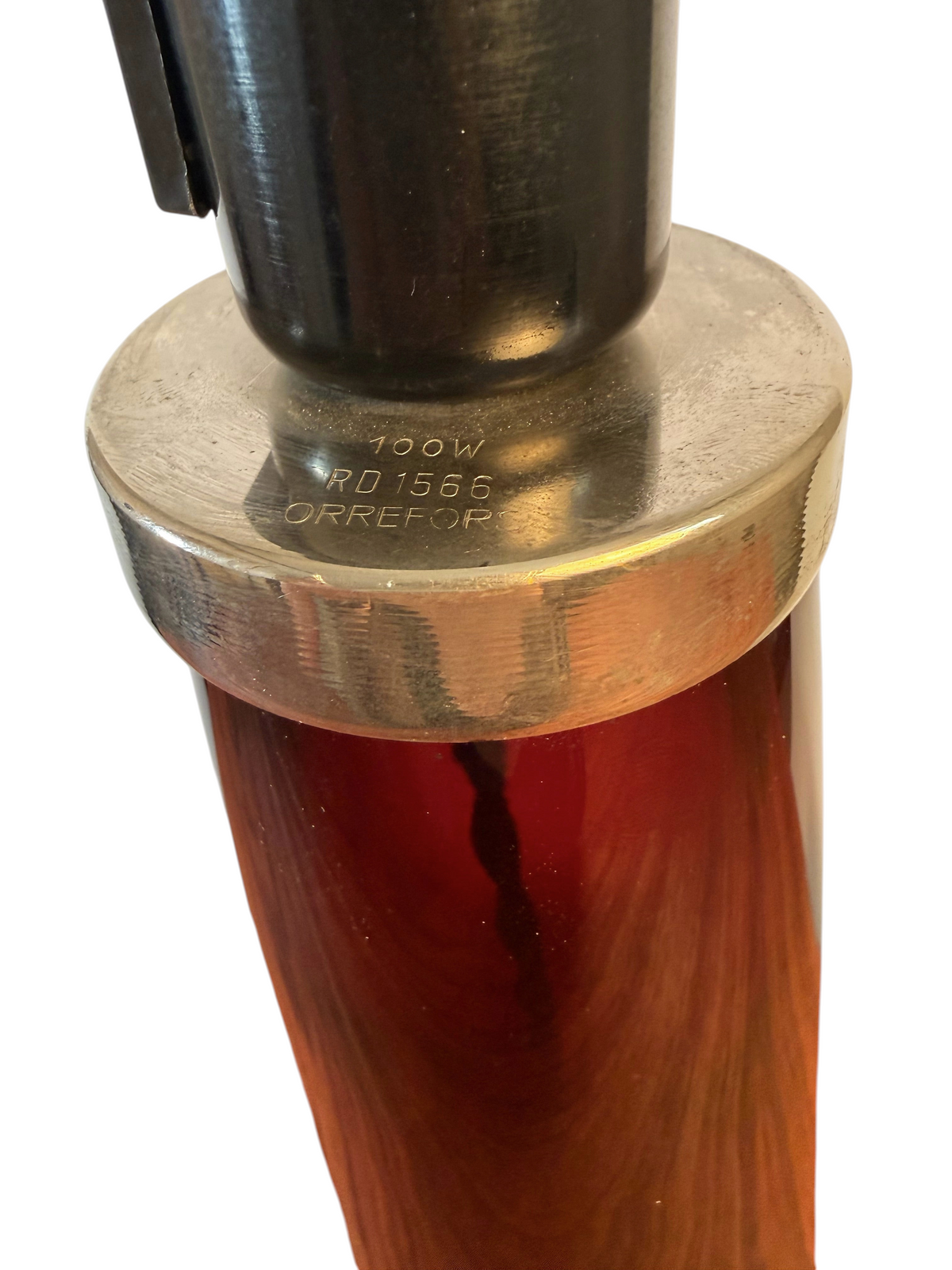 Modighus.se Orrefors bordslampa modell RD 1566 i rött glas med metalldetaljer och ingraverad märkning