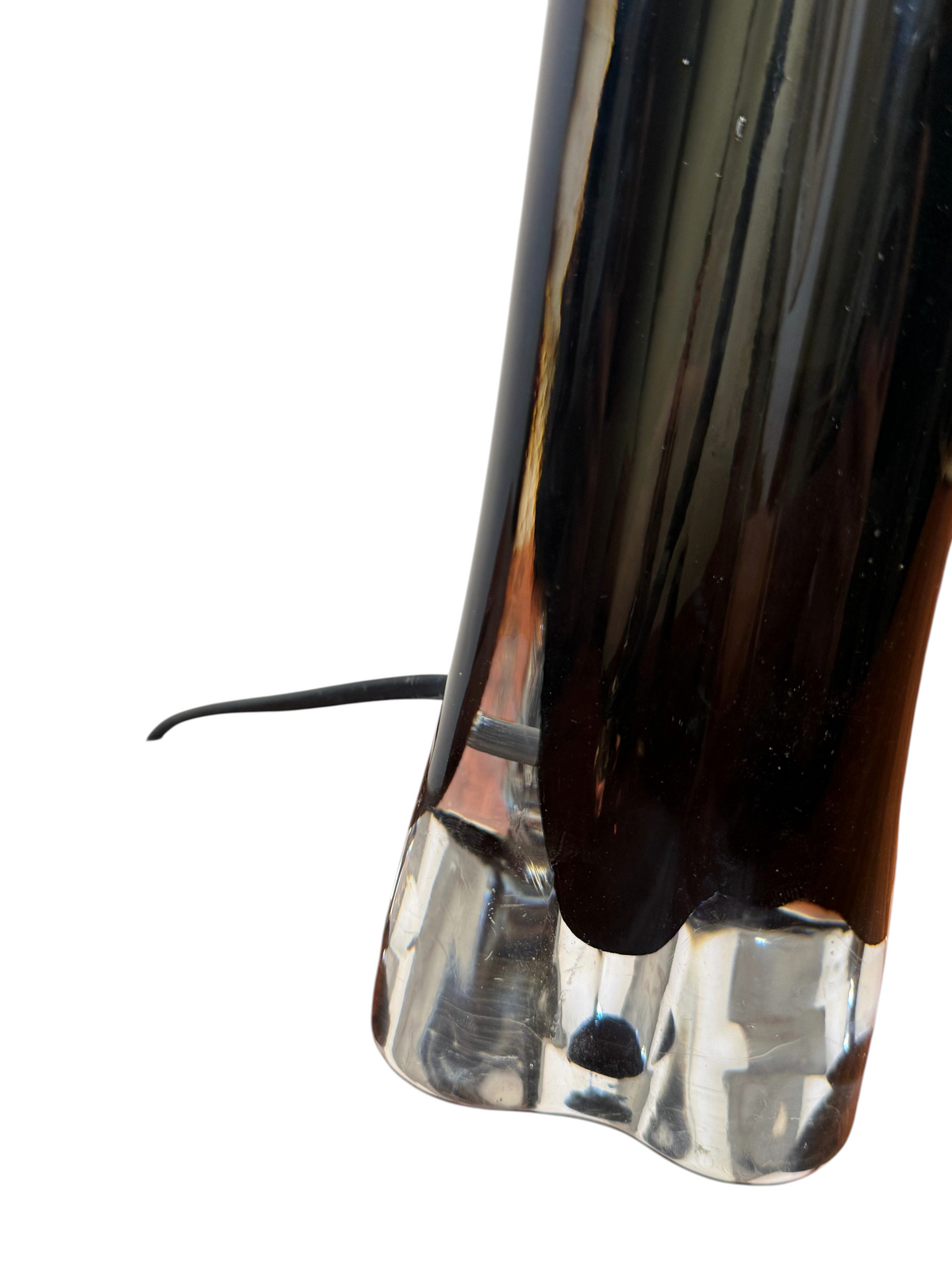 Modighus.se Orrefors bordslampa modell RD 1323 i mörkgrått glas med detaljer i mässing.