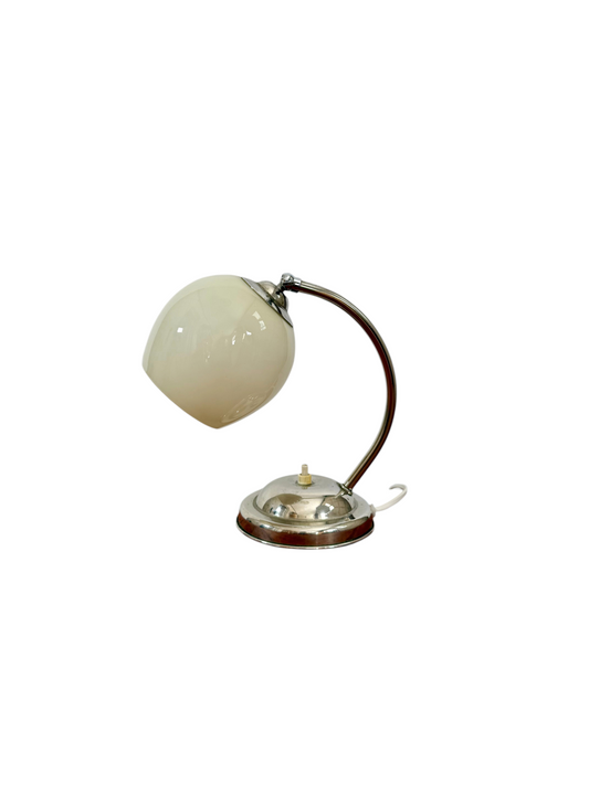 Modighus.se vintage bordslampa i kromad metall med en handblåst ljusgul glaskupa från 1920- eller 1930-talet.