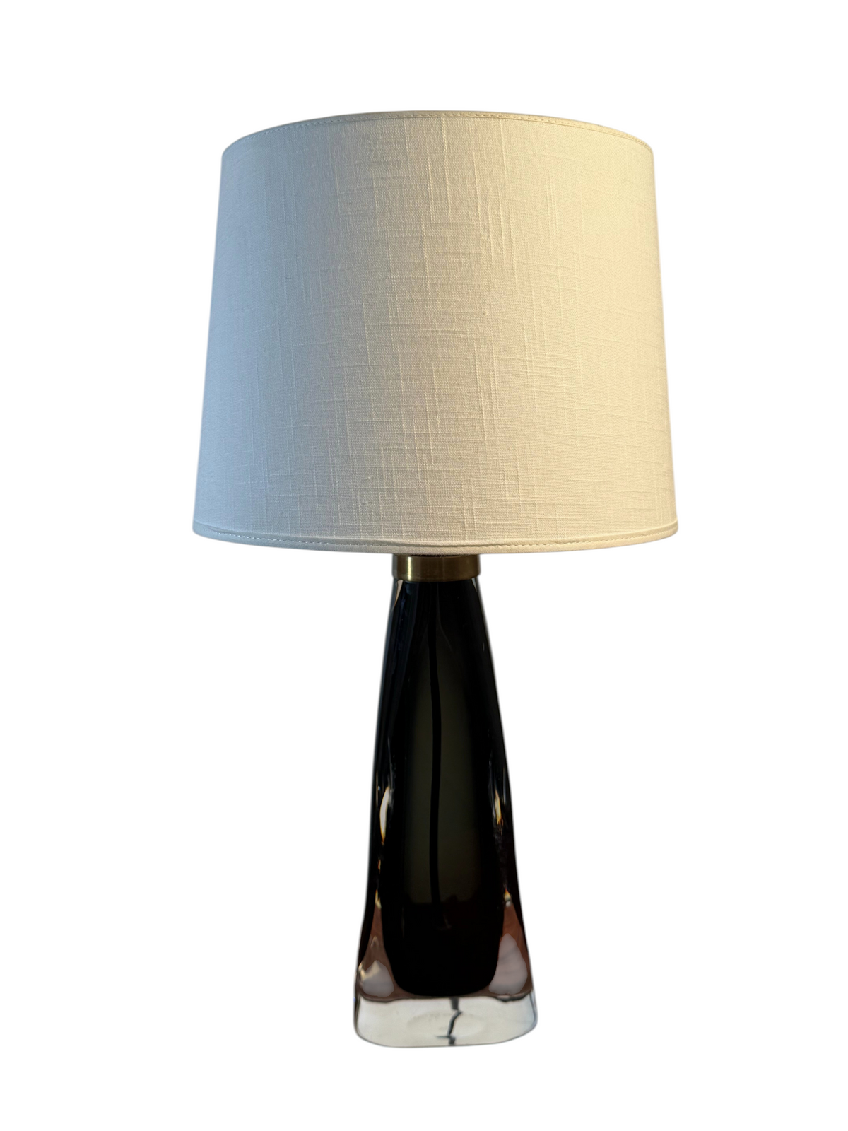 Modighus.se Orrefors bordslampa RD 1323 i mörkgrått glas med mässingsdetaljer och beige tygskärm