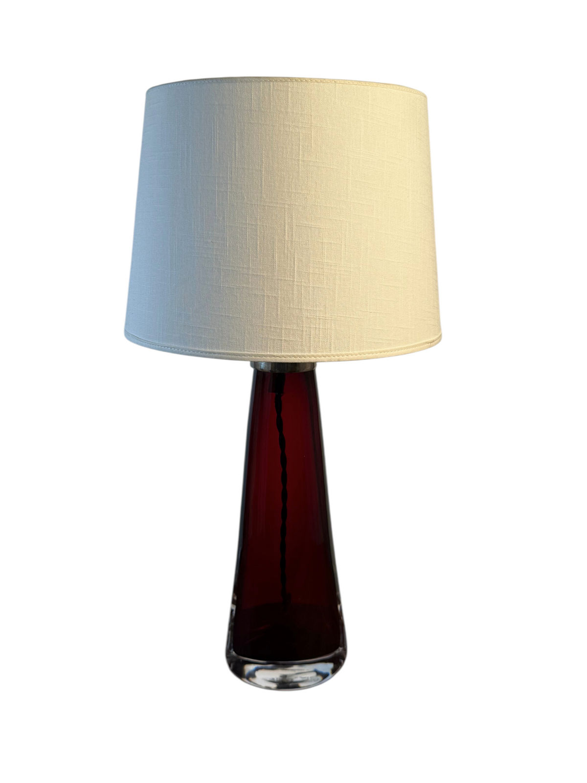 Modighus.se bordslampa från Orrefors i rött glas designad av Carl Fagerlund med beige tygskärm i vintageskick