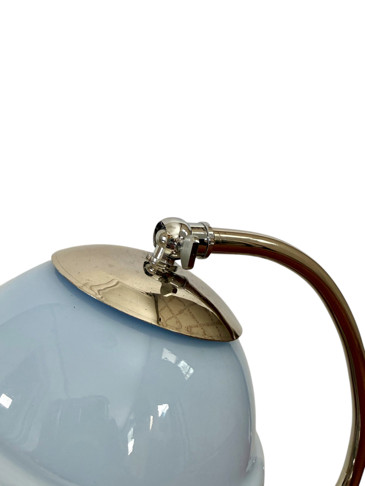 Modighus.se vintage bordslampa i kromad metall med en rund ljusblå glaskupa och justerbar arm.