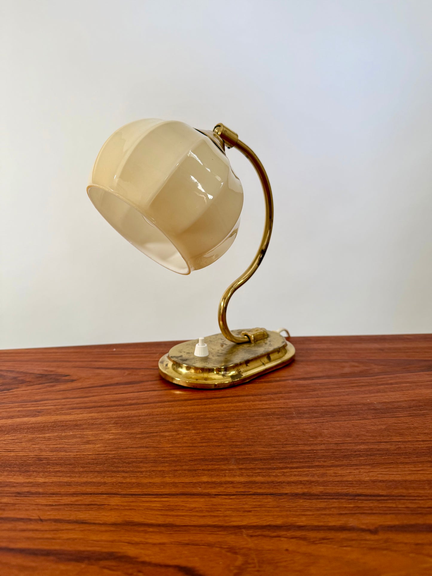 Liten bord/vägglampa i mässing