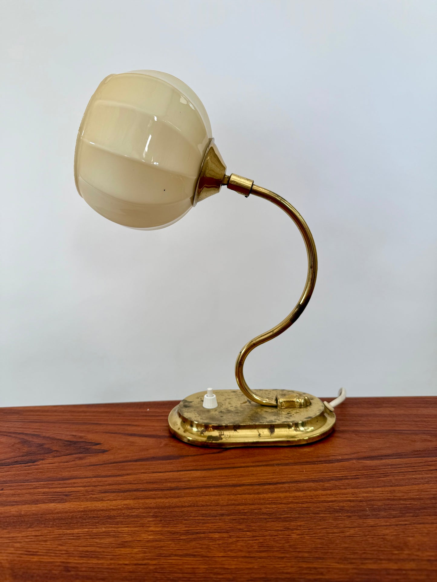 Liten bord/vägglampa i mässing