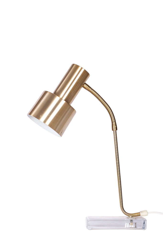 Modighus.se skrivbordslampa från 1970-talet i mässing med elegant glasfot och justerbar arm.
