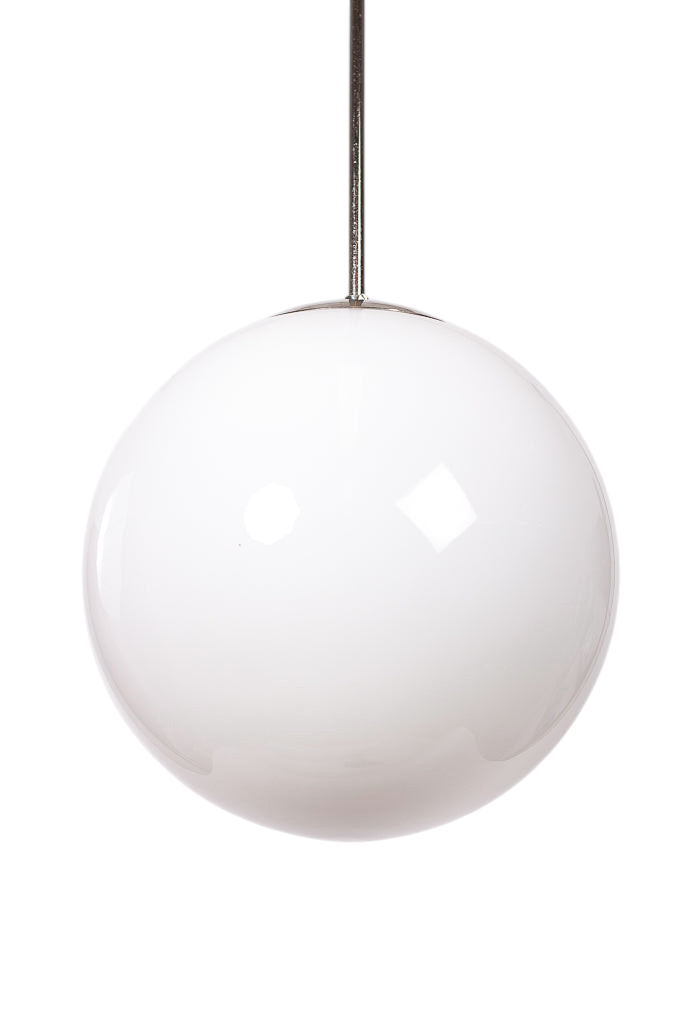 Modighus.se vintage taklampa som en stor rund skollampa i vitt glas med kromad upphängning