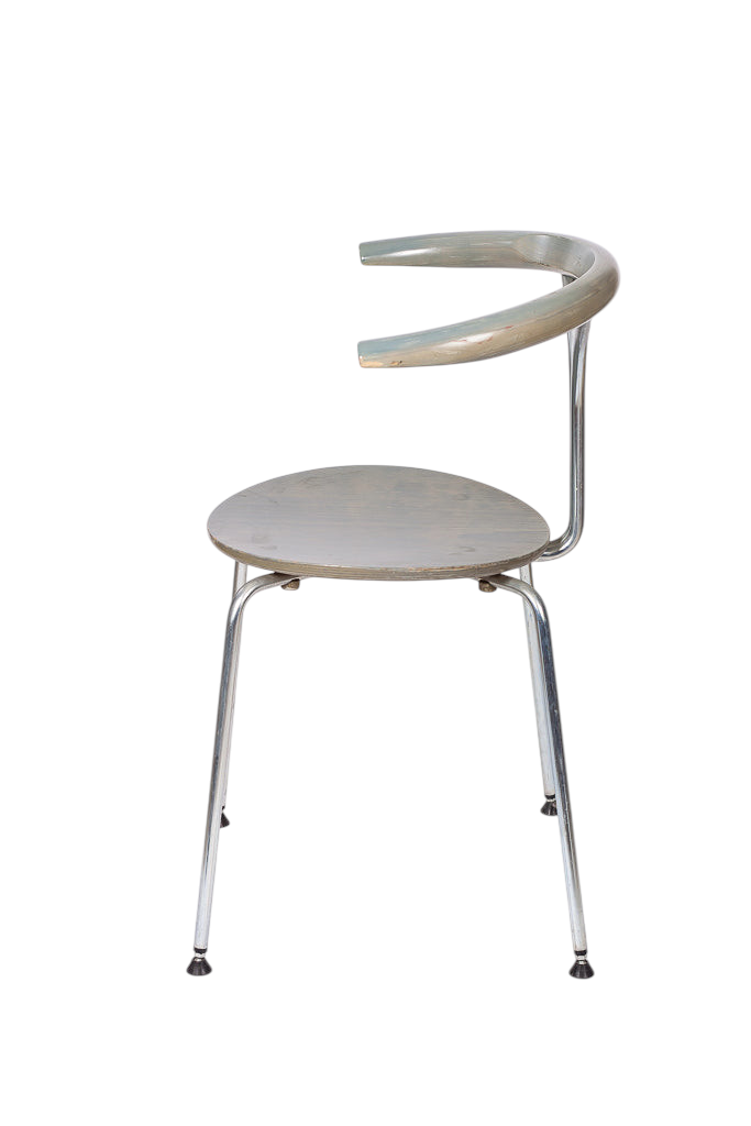 Modighus.se svensk retro designerstol i trä och metall med unik rundad rygg och kromade ben