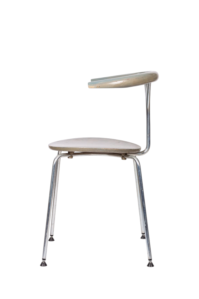 Modighus.se svensk retro designstol i trä och metall med slitage, sedd från sidan.