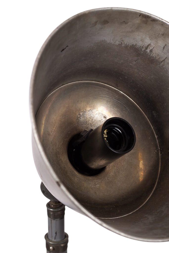 Modighus.se ASEA Triplex industrilampa i metall med detaljbild på lampskärm och ny lampsockel från 1950-talet.