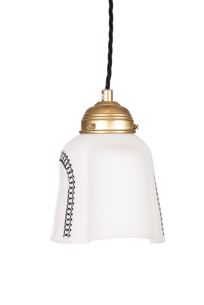 Modighus.se fönsterlampa i vitt glas med svart kransmotiv, mässingsfäste och svart tvinnad textilkabel.