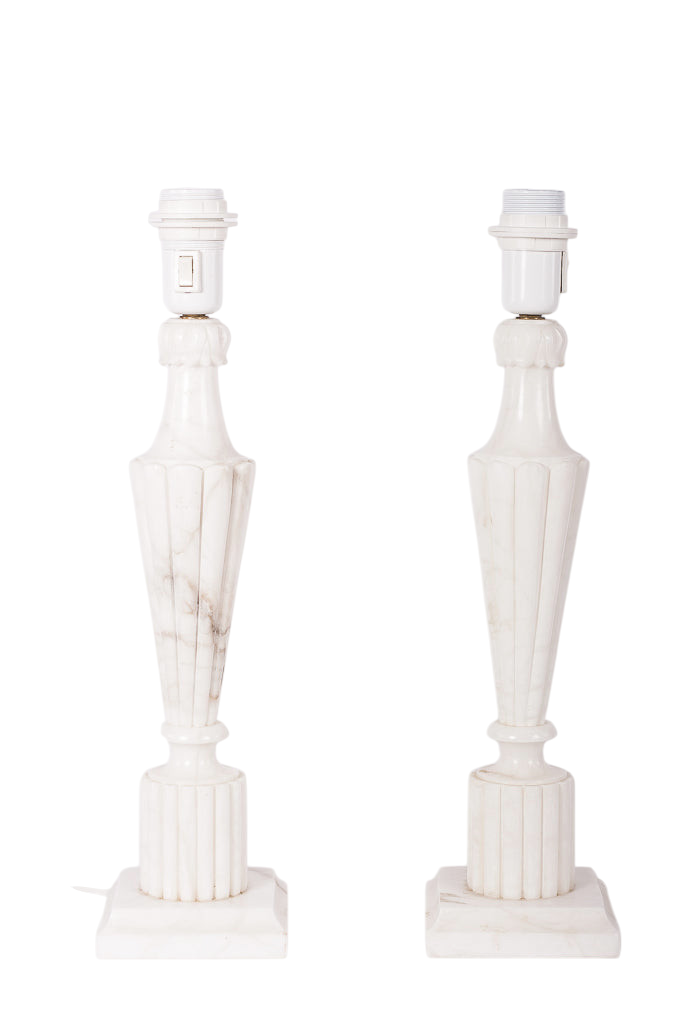 Modighus.se par eleganta bordslampor i vit alabaster med räfflad design och ny el
