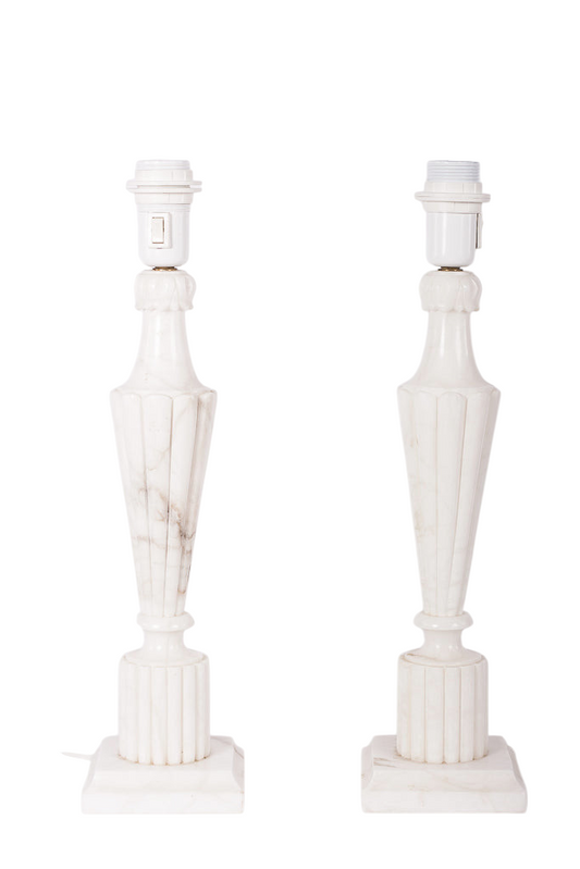 Modighus.se par eleganta bordslampor i vit alabaster med räfflad design och ny el