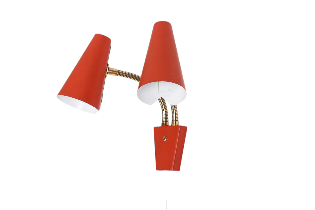 Modighus.se retro vägglampa från Falkenberg Belysning i röd metall med två justerbara lamphuvuden och mässingsdetaljer