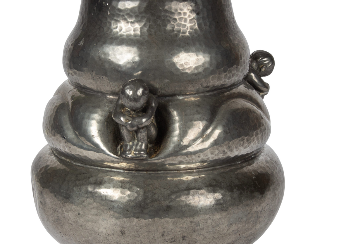 Modighus.se bordslampa i tenn från Dansk Kunst med dekorativa figurer av sittande barn och hamrad yta.