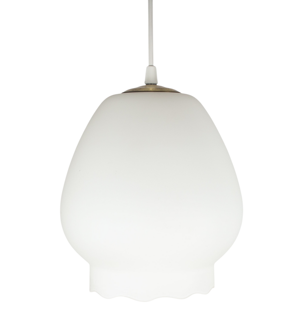 Modighus.se taklampa i vitt matt glas med mässingsdetaljer och vågig kant, 22 cm hög.