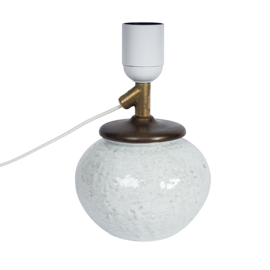 Modighus.se bordslampa från Rörstrand designad av Gunnar Nylund i vit glaserad keramik med mässingsdetaljer.