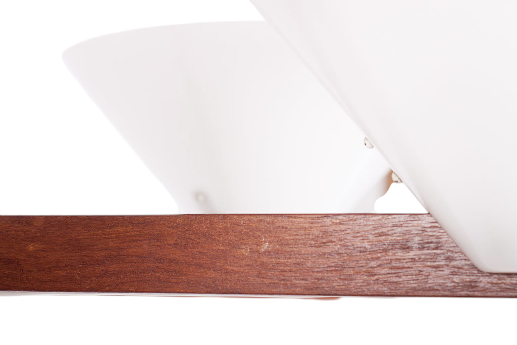 Modighus.se taklampa av Hans-Agne Jakobsson i teak och vit akrylplast med detaljerad närbild på materialen.