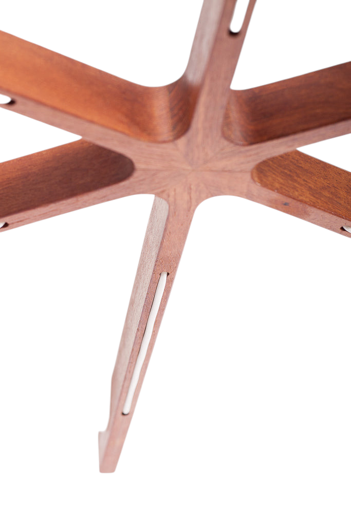 Modighus.se taklampa av Hans-Agne Jakobsson i teak med stjärnformad design och detaljer i akrylplast